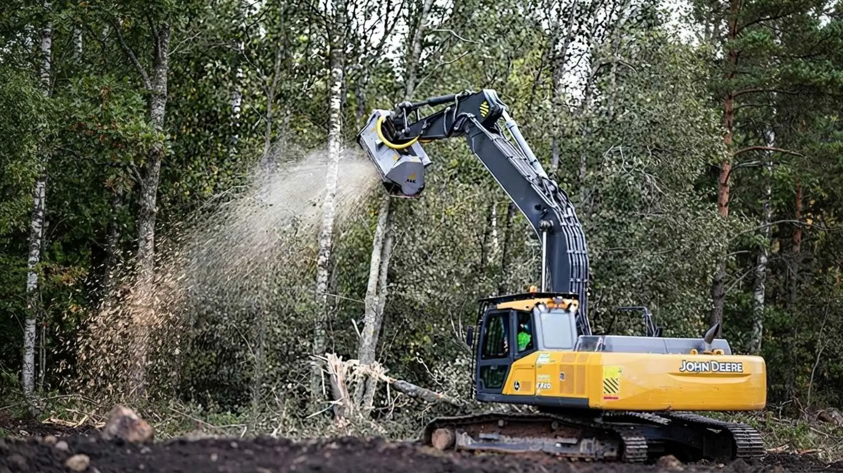 Desbastador florestal: entenda a função desse equipamento no manejo de áreas verdes 3 Material vegetal triturado pelo desbastador utilizado como cobertura de solo
