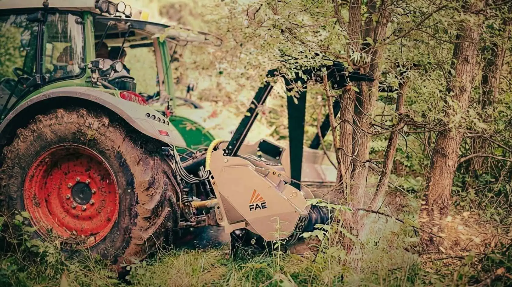 Desbastador florestal vs. triturador de tocos: qual equipamento resolve o seu problema? 3 Triturador de tocos trabalhando sobre raiz no solo